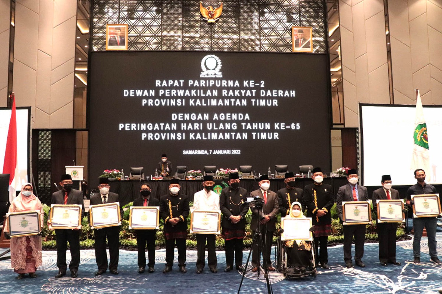 PENYERAHAN PENGHARGAAN TOKOH BERJASA KALTIM