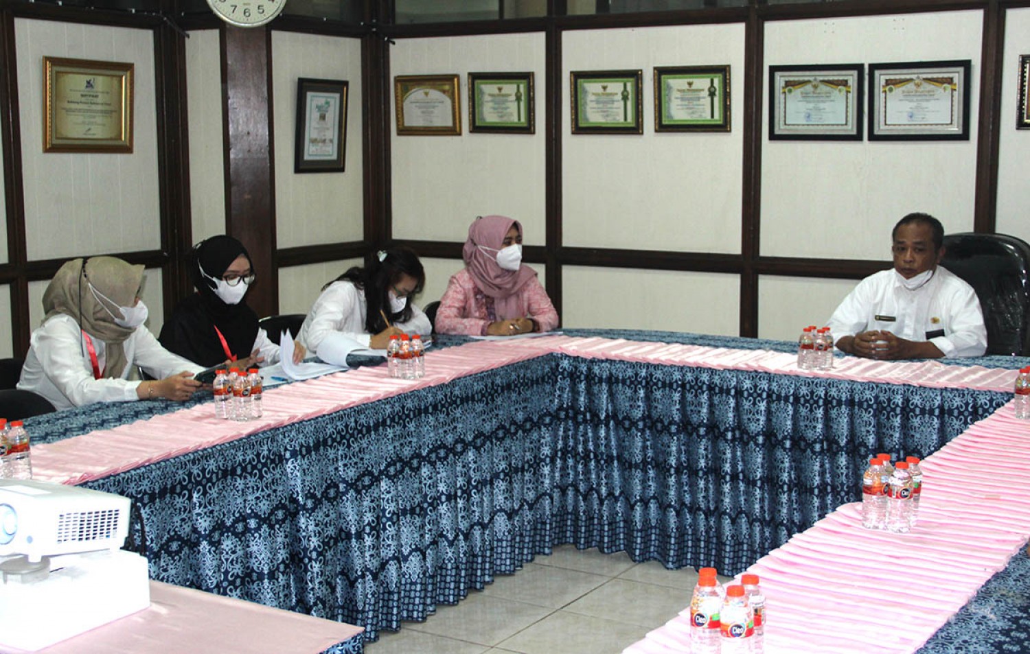 KOMISI INFORMASI KALTIM VERIFIKASI FAKTUAL KETERBUKAAN INFORMASI PUBLIK DI KANTOR BALITBANGDA PROV. KALTIM