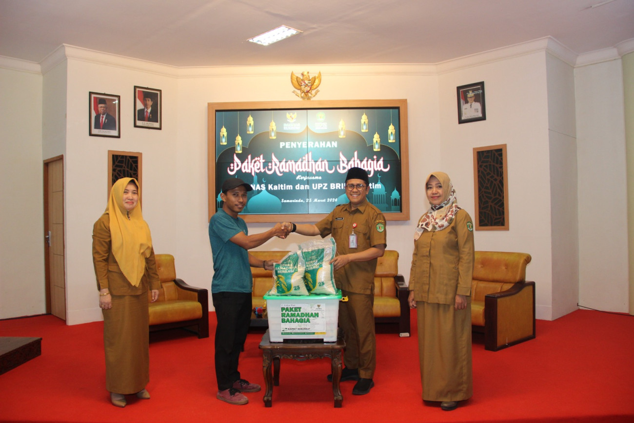 Kepala Brida Kaltim Lakukan Penyerahan Zakat Program Paket Ramadhan Bahagia kepada Mustashik yang disalurkan oleh Baznas Kaltim